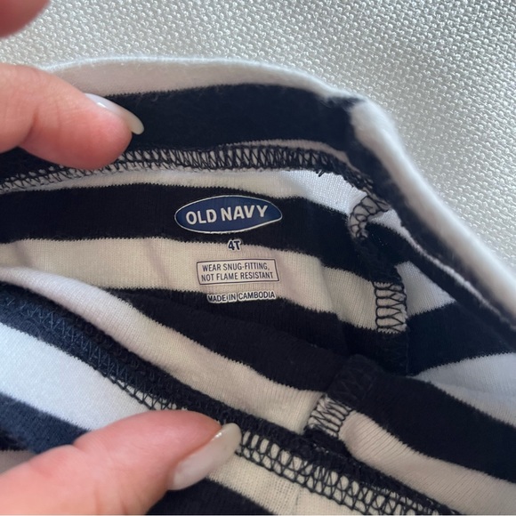 Old Navy Stripes with Shark Detail Toddler PJ’s set 4T - Picture 3 of 4